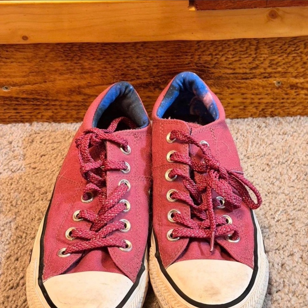 Converse Low Top Sneakers in Burgundy with White Soles